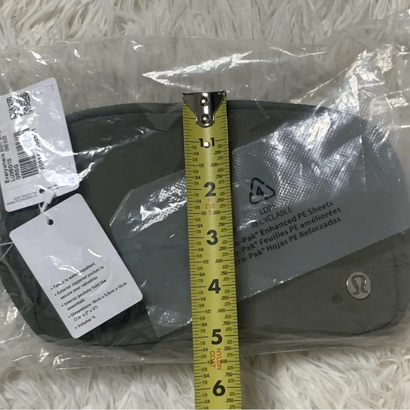 Lululemon Athletica Everywhere belt bag 1L, Grey Sage, SOLD OUT ONLINE - Picture 8 of 13